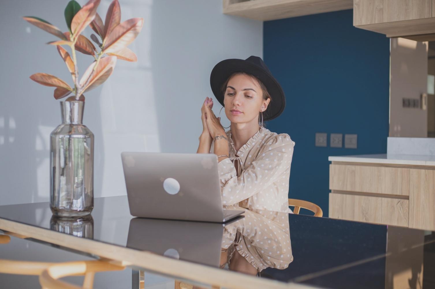 Estudiantes aprendiendo finanzas empresariales en un ambiente profesional