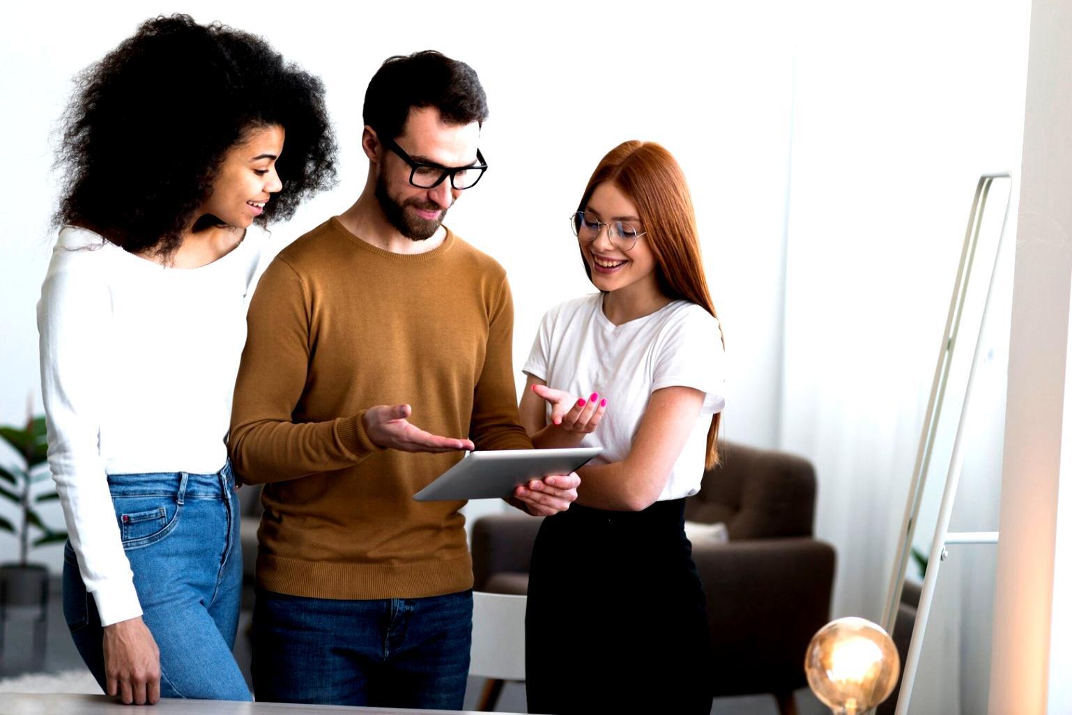 Empresarios españoles trabajando en conceptos financieros básicos