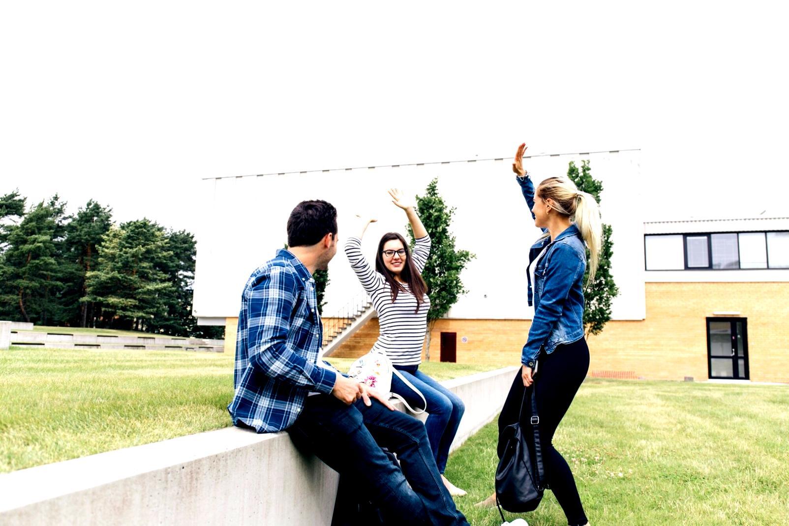 Análisis financiero profesional con gráficos y documentos